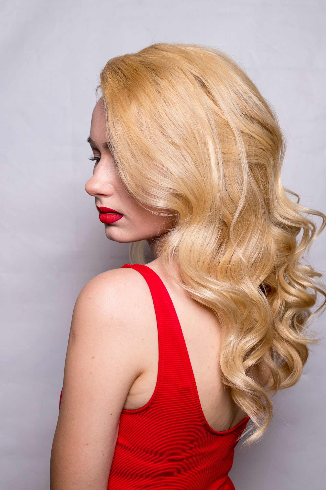 Czerwień w polskiej modzie: pewność siebie w prostym stylu