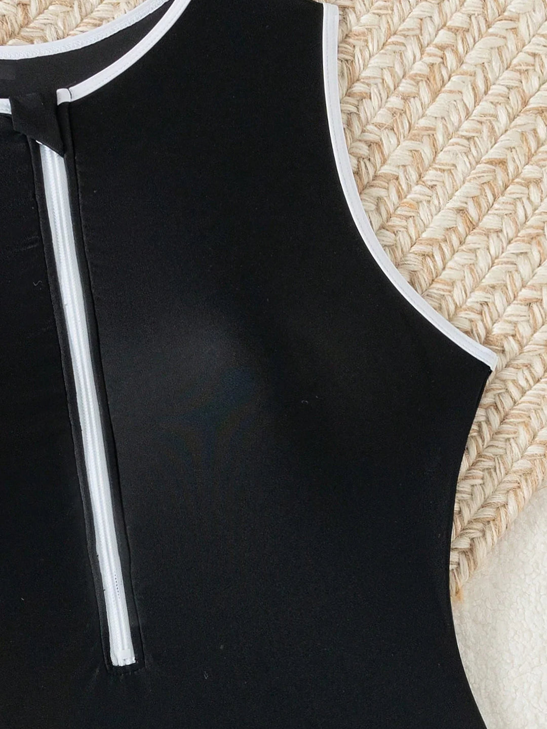 Kostium Kąpielowy Sportowo-Elegancki z Zamkiem – Dla Aktywnych i Świadomych Stylu Kobiet