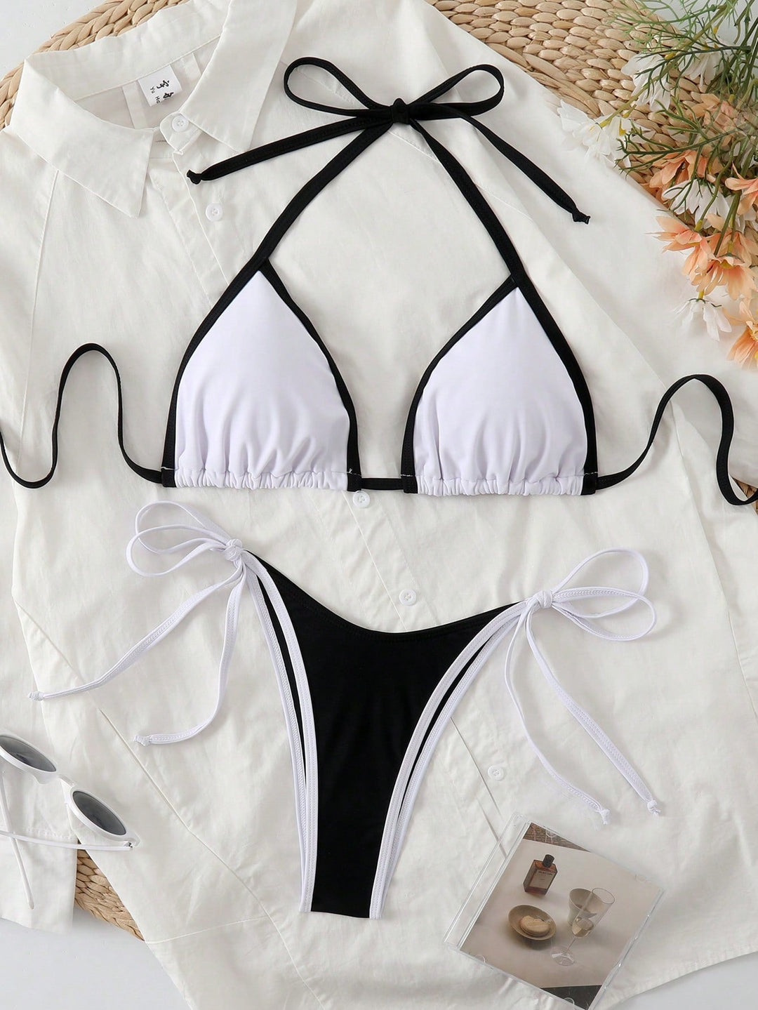 Bikini Trójkątne w Morskiej Błękicie z Kontrastowym Wykończeniem – Minimalistyczny Zestaw 2-częściowy do Wiązania
