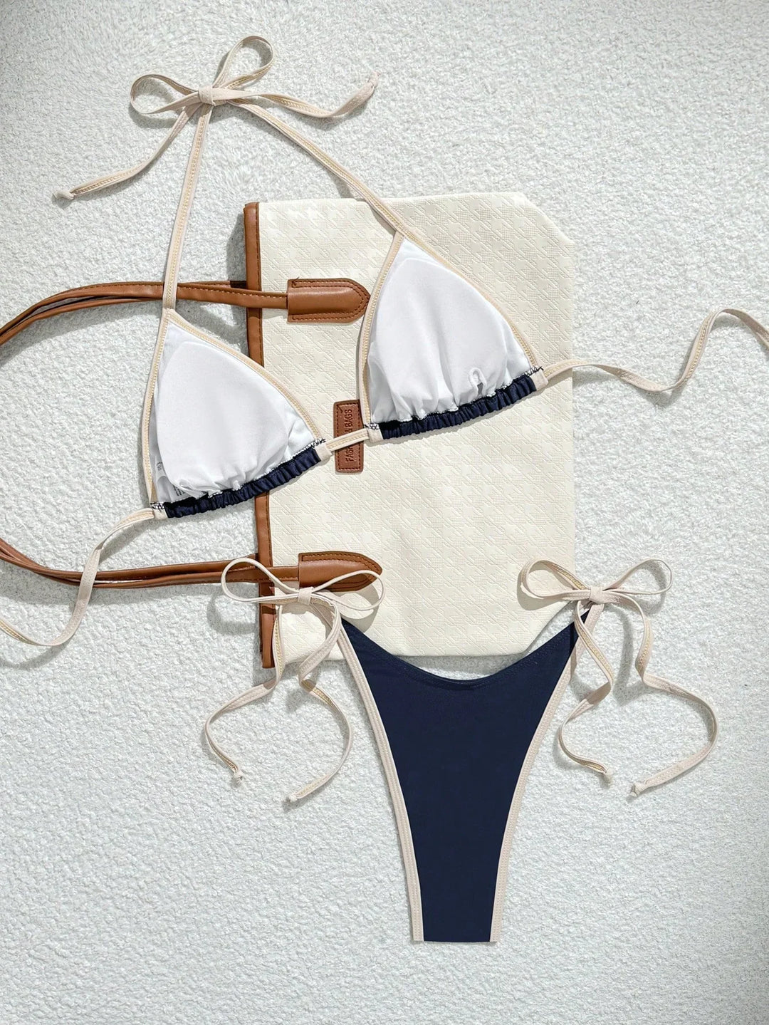 Bikini Trójkątne w Morskiej Błękicie z Kontrastowym Wykończeniem – Minimalistyczny Zestaw 2-częściowy do Wiązania