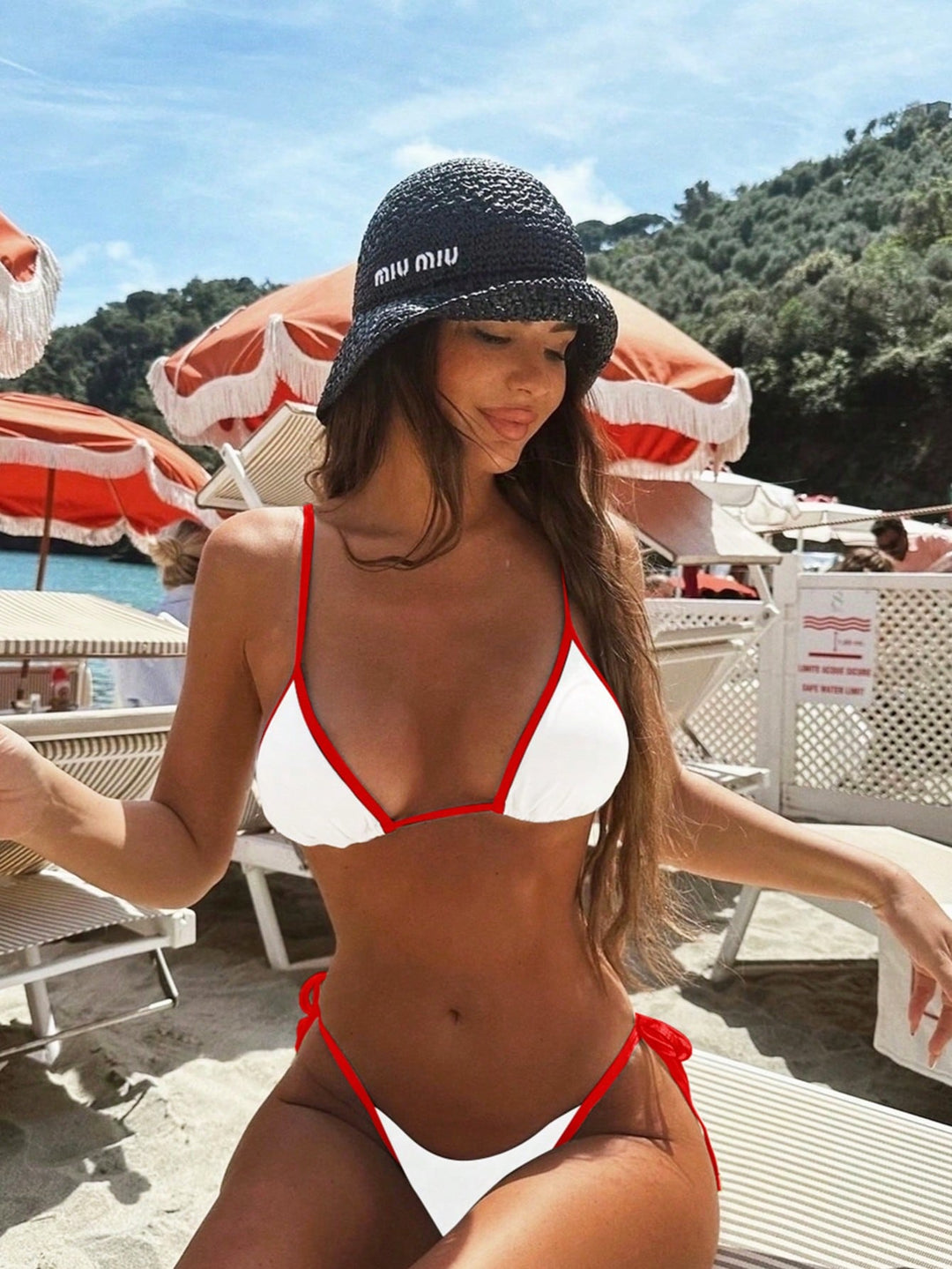 Bikini Trójkątne w Morskiej Błękicie z Kontrastowym Wykończeniem – Minimalistyczny Zestaw 2-częściowy do Wiązania