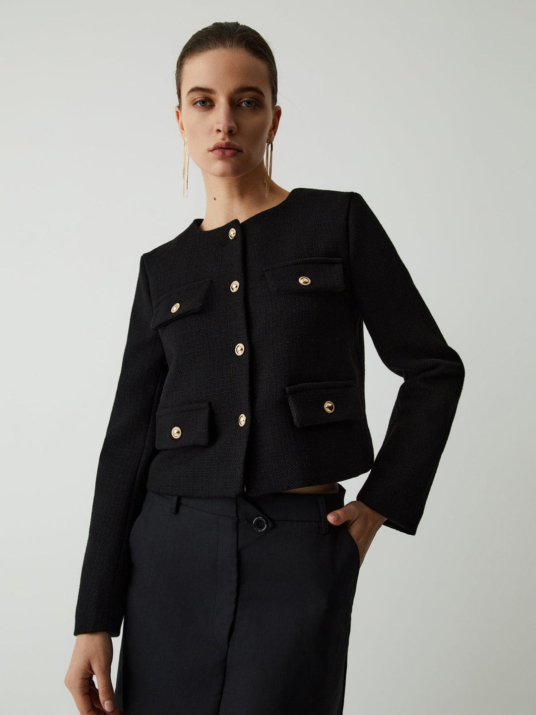 Kurtka Krótka Elegancka z Modnymi Guzikami i Kieszeniami