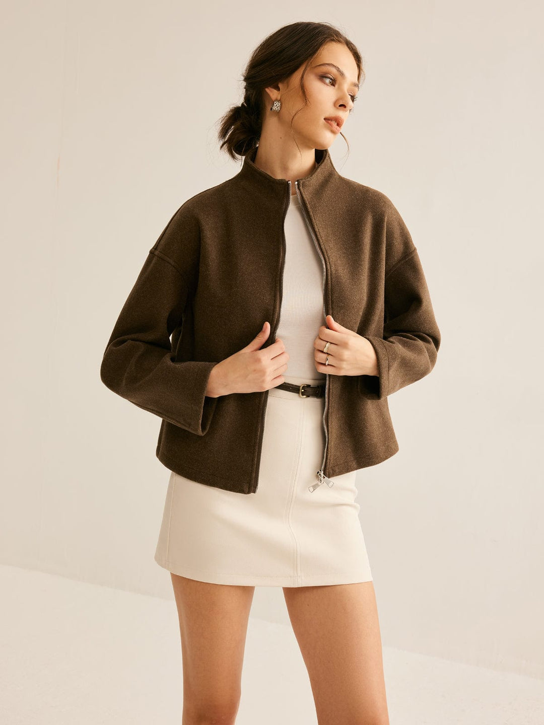 Krótka brązowa kurtka z stojącym kołnierzem – Minimalistyczna i elegancka