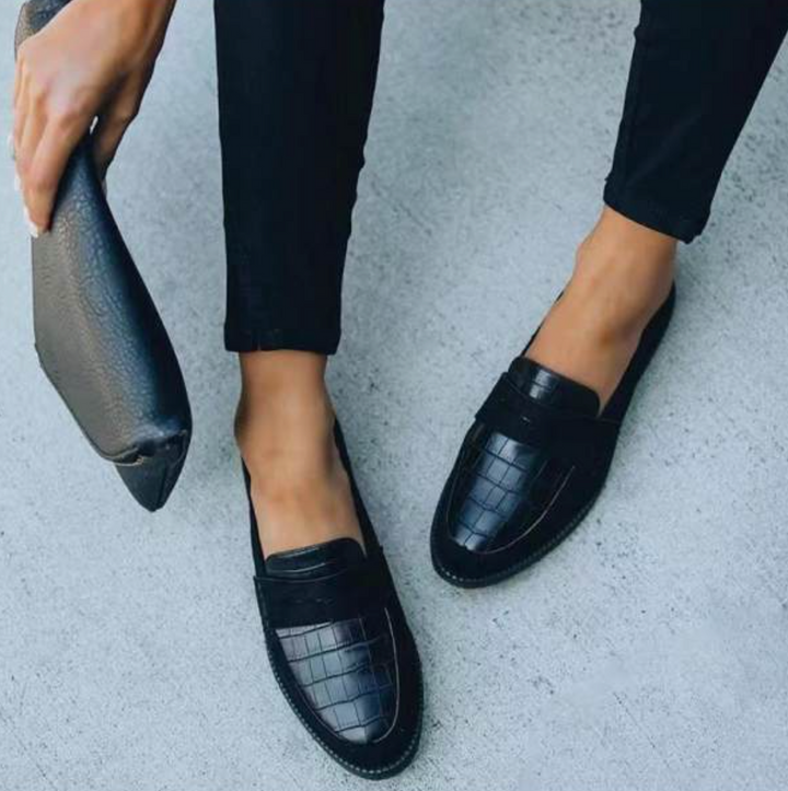 Czarne Loafersy Damskie z Krokodylim Wzorem i Zamszowymi Detalami
