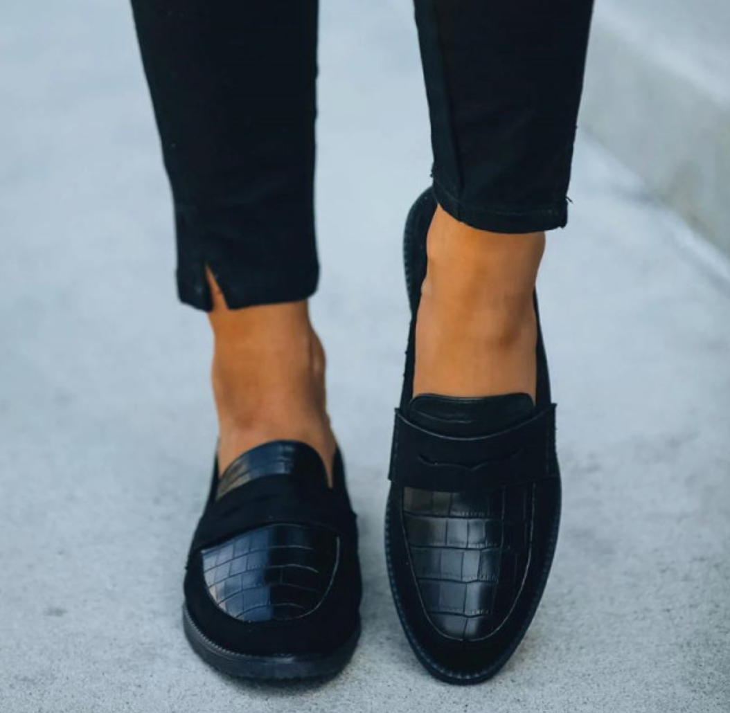 Czarne Loafersy Damskie z Krokodylim Wzorem i Zamszowymi Detalami