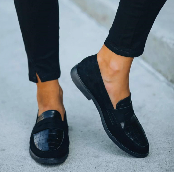 Czarne Loafersy Damskie z Krokodylim Wzorem i Zamszowymi Detalami