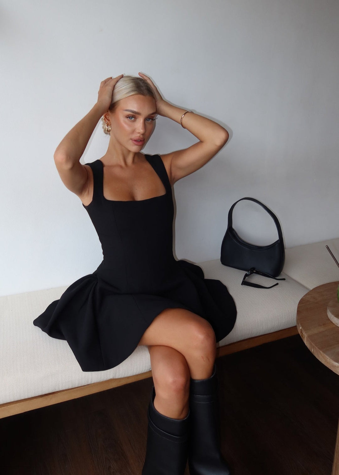 Sukienka Czarna Rozkloszowana Mini Modna Mała