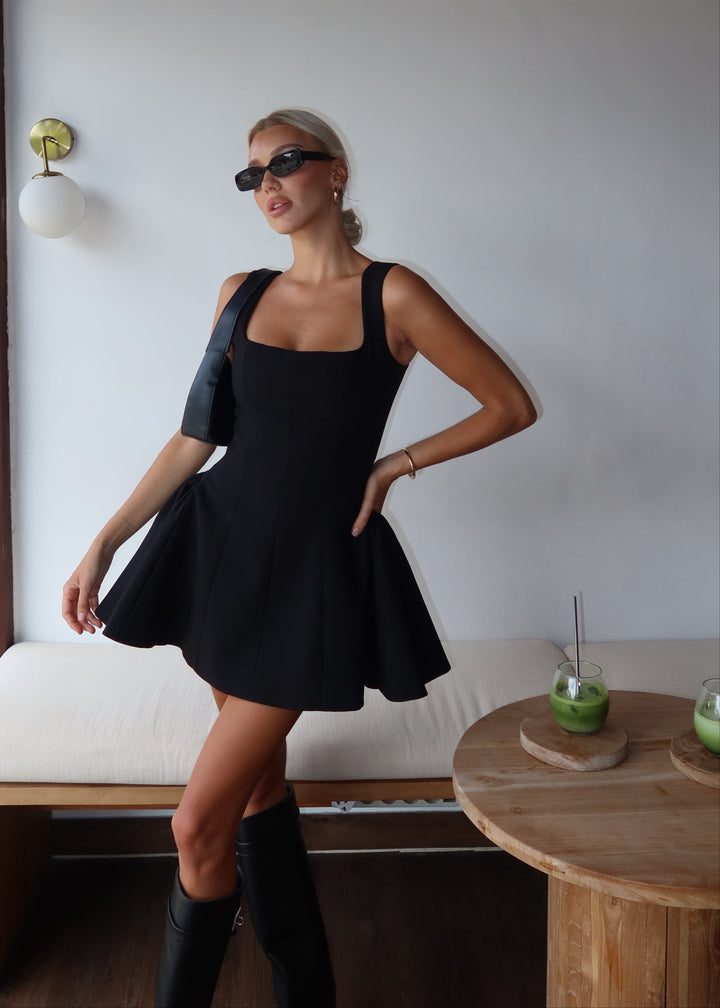 Sukienka Czarna Rozkloszowana Mini Modna Mała