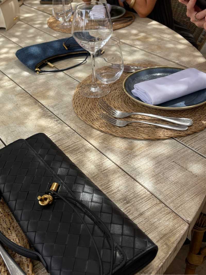 Damska torebka z plecionej skóry ze złotym zapięciem typu twist