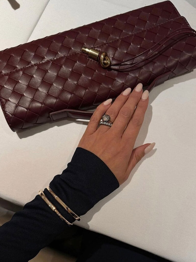 Damska torebka z plecionej skóry ze złotym zapięciem typu twist