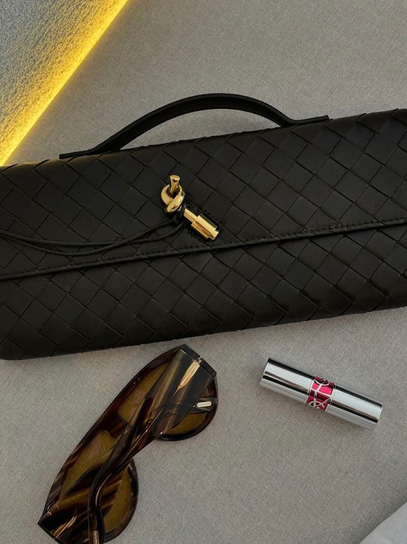 Damska torebka z plecionej skóry ze złotym zapięciem typu twist