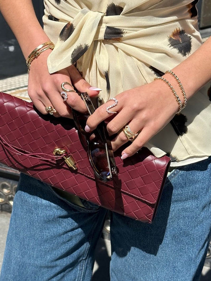 Damska torebka z plecionej skóry ze złotym zapięciem typu twist