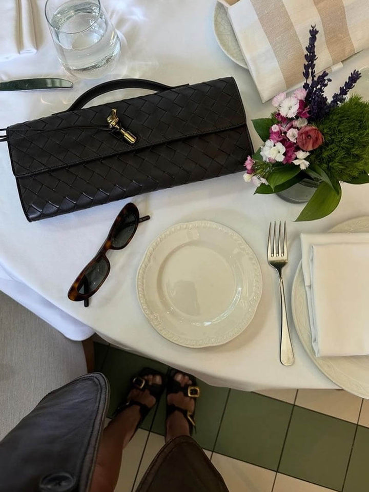 Damska torebka z plecionej skóry ze złotym zapięciem typu twist