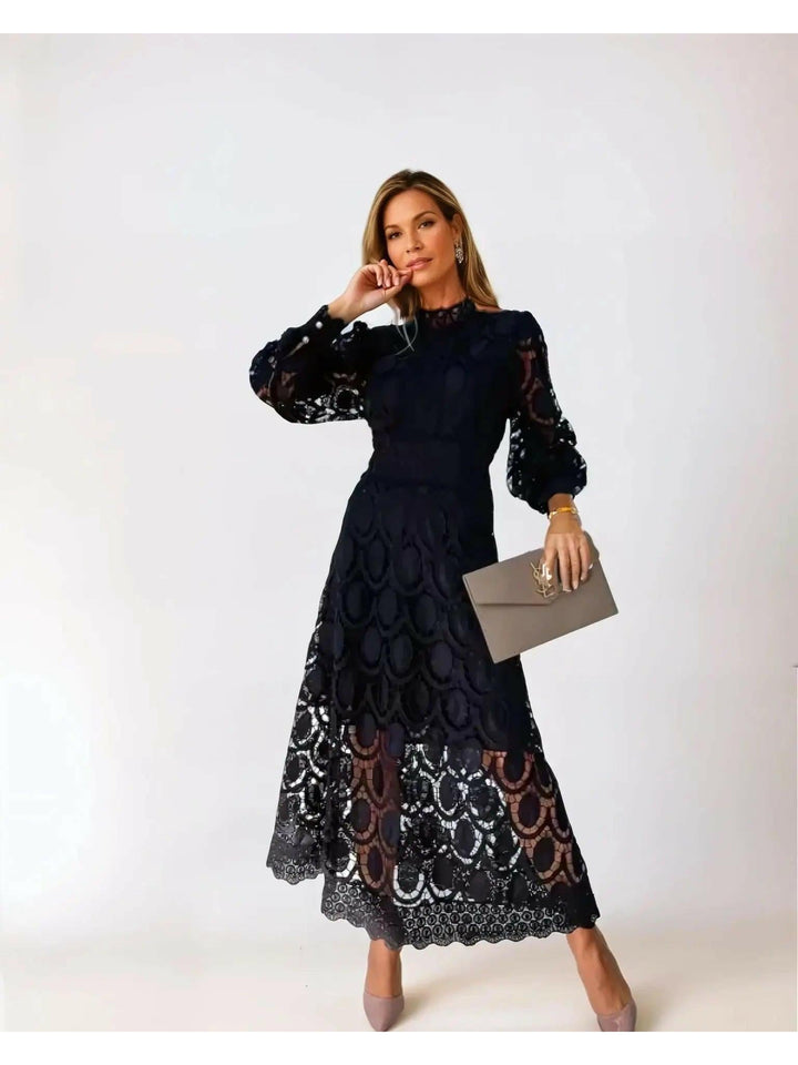 Sukienka z Francuskiej Koronki W Eleganckim Stylu