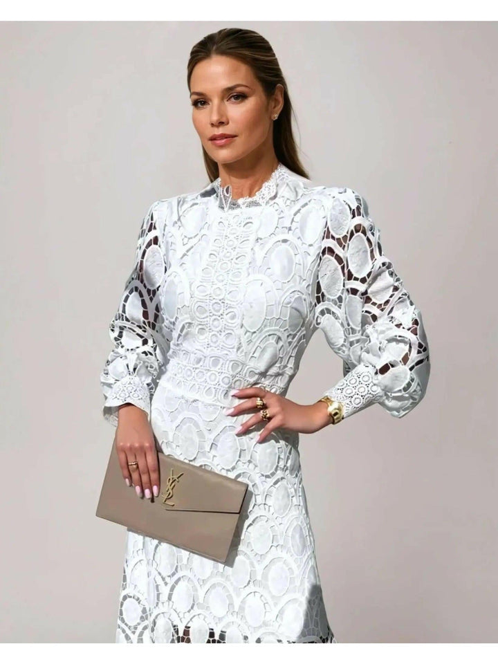 Sukienka z Francuskiej Koronki W Eleganckim Stylu
