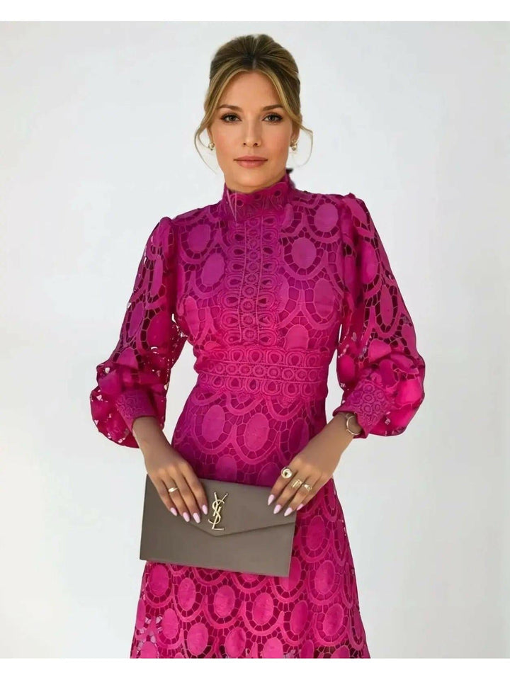 Sukienka z Francuskiej Koronki W Eleganckim Stylu