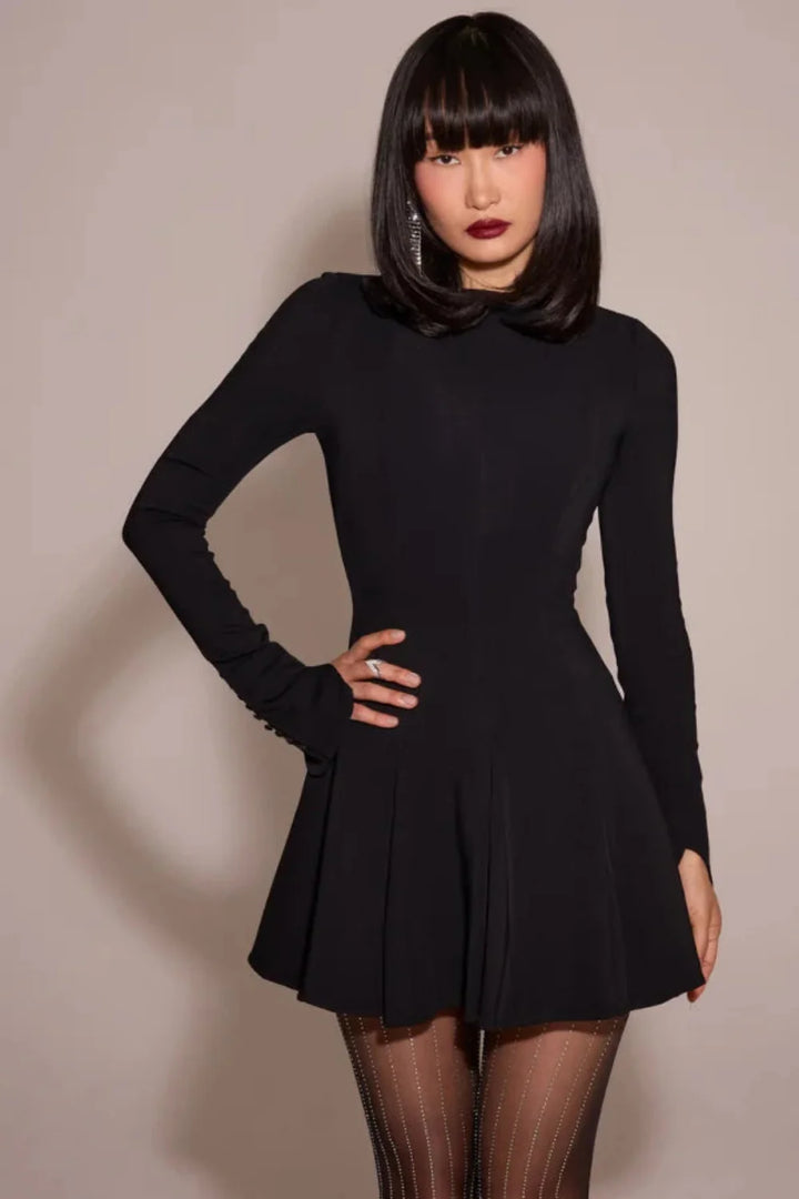 Elegancka Mini Sukienka z Długimi Rękawami