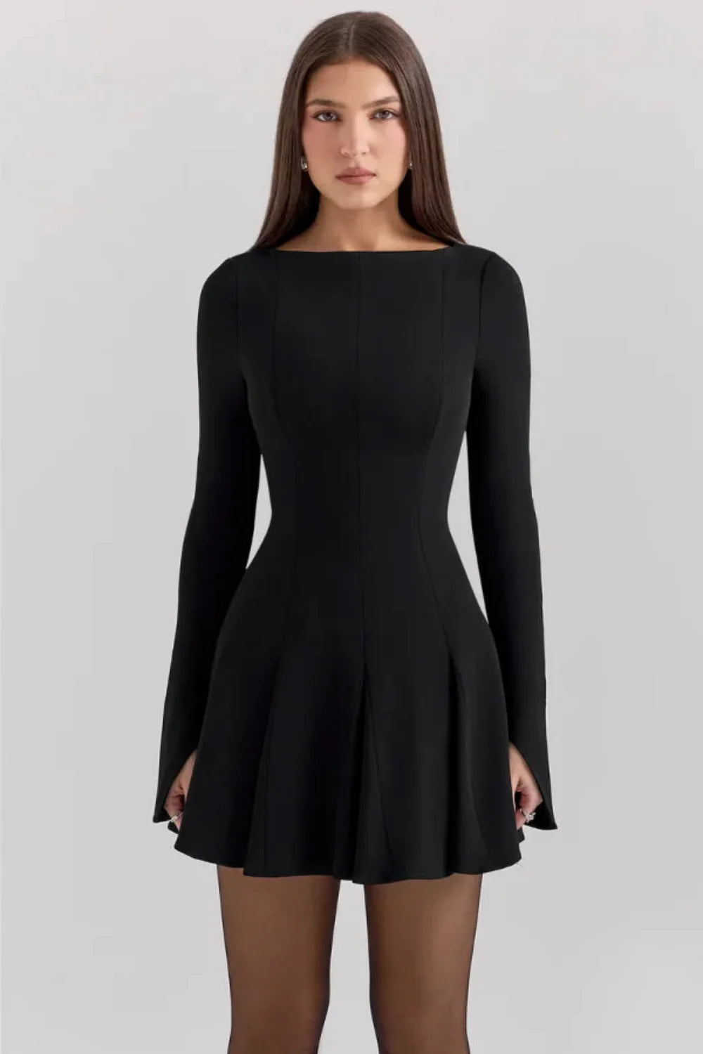 Elegancka Mini Sukienka z Długimi Rękawami