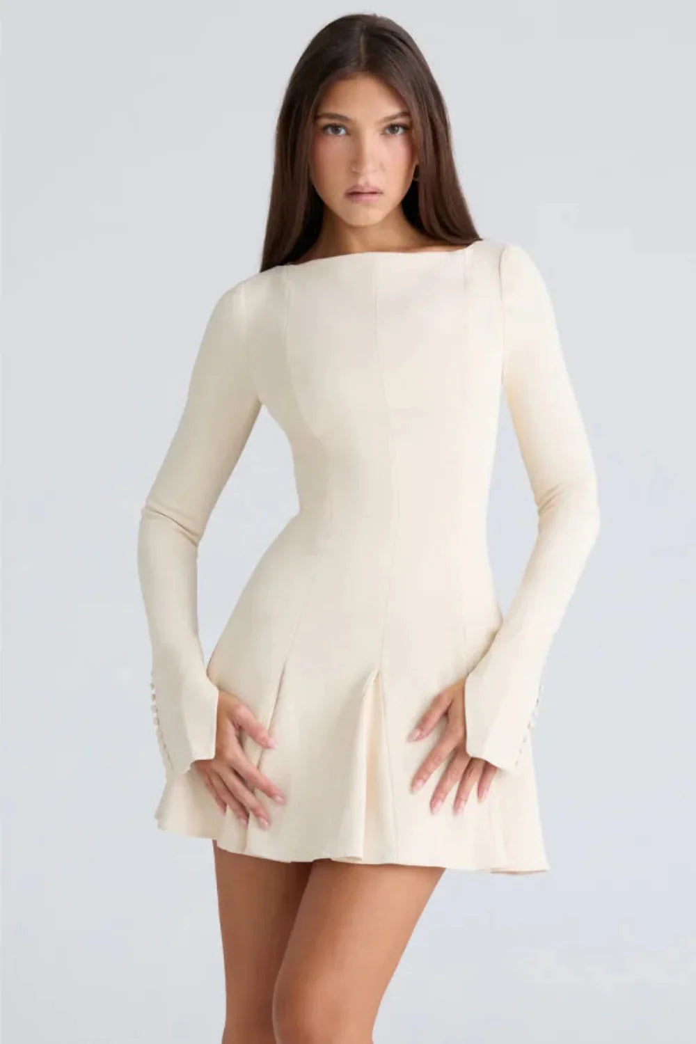 Elegancka Mini Sukienka z Długimi Rękawami