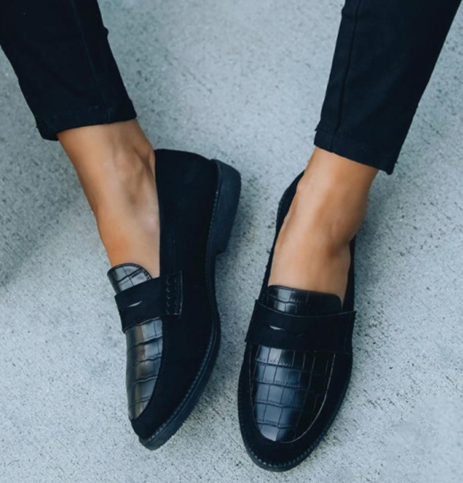 Czarne Loafersy Damskie z Krokodylim Wzorem i Zamszowymi Detalami