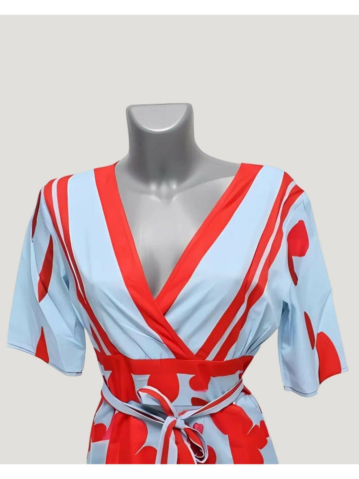 Elegancka sukienka w kwiaty o kobiecym kroju