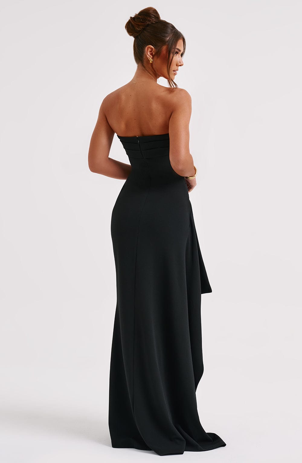 Sukienka Maxi Bez Ramiączek O Eleganckim Kroju